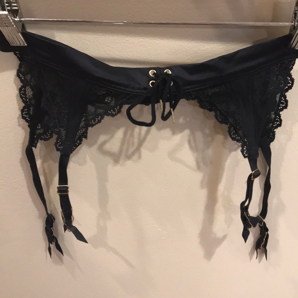 Victoria’s Secret sexy garter belt! Never wore!!